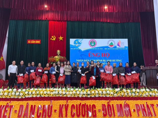 HIỆP HỘI NỮ DOANH NHÂN HÀ TĨNH TRAO QUÀ HỖ TRỢ BÀ CON VÙNG LŨ BỊ ẢNH HƯỞNG DO CƠN BÃO SỐ 10